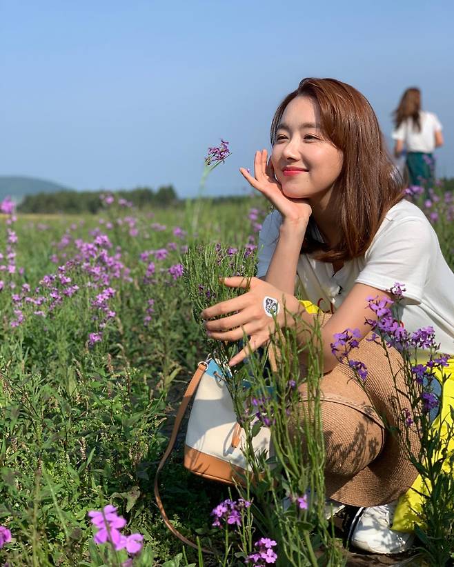 Actor So Yi-hyun has delivered his longing for Jeju Island.On the morning of the first day, So Yi-hyun posted a picture on his instagram with an article entitled Ha...Jeju Island I want to go.So Yi-hyun in the public photo is posing in a flower garden in a white T-shirt and jeans.Many people gather their eyes in his beauty, sitting down and smiling with his chin.Her husband In Gyo-jin left a comment saying, Its beautiful.On the other hand, So Yi-hyun, who was born in 1984 and is 38 years old, married In Gyo-jin, who is 4 years old in 2014, and has daughters Ha-eun and So-eun.Recently, we opened the YouTube channel So Yi-hyun In Gyo-jin OFFICIAL and started YouTube activities.Photo: So Yi-hyun Instagram