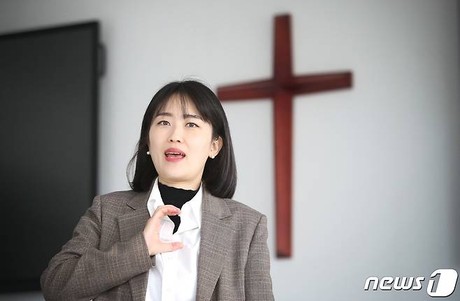 코다(농인 부모에게서 태어난 비장애인 자녀) 조미혜 씨가 30일 인천 미추홀구 주안수어교회에서 뉴스1과 인터뷰를 갖고 있다. 2022.3.30/뉴스1 © News1 임세영 기자