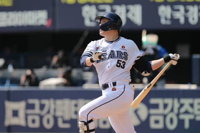 두산 양석환이 2일 잠실구장에서 열린 한화와 2022시즌 개막전에서 홈런을 치고 있다. 제공=두산 베어스