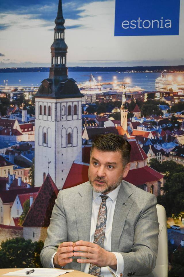 스텐 슈베데(Sten Schwede) 주한 에스토니아 대사가 서울 중구 주한 유럽연합(EU) 대표부에서 가진 한국일보와의 인터뷰에서 에스토니아의 디지털 혁신 과정을 설명하고 있다. 슈베데 대사 뒤로 걸린 사진은 수도 탈린의 모습. 최주연 기자