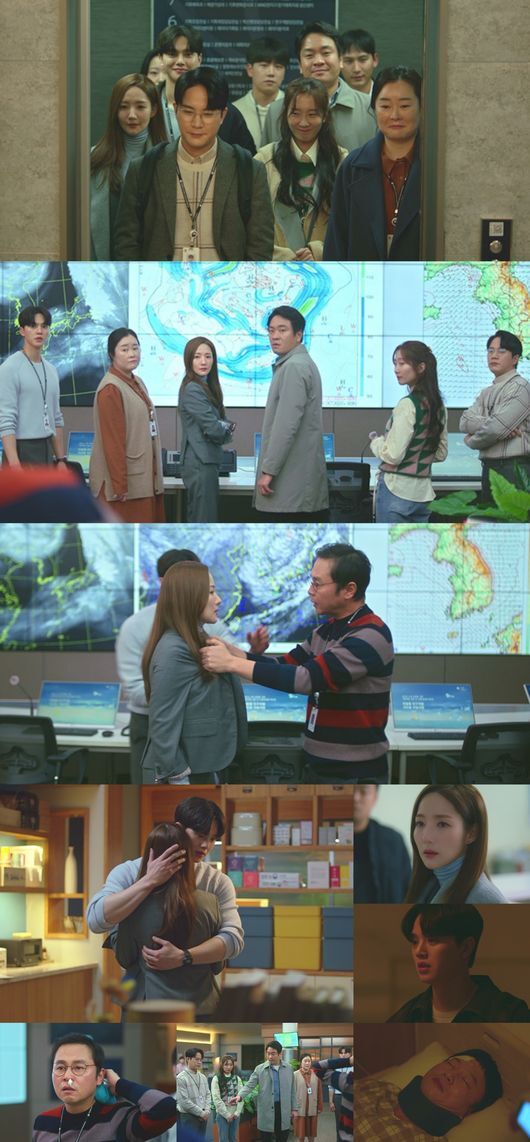 Park Min-young X Song Kang X Lee Sung-Wook X Yoon Sabong X Moon Tae-yu X Chae Seo-eun, the 2nd team of the Meteorological Administration, showed the best ensemble and the house theater was filled with exciting cheers.The 15th JTBC Saturday drama People in the Weather Service: In-house Love Cruelty (directed by Cha Young-hoon, Seon Young Sun, creator Gline & Kang Eun-kyung, production Anfio Entertainment, SLL, and hereinafter Meteorological Administration People) aired on the last 2 days, Lee Si-woo (Song Kang), Eom Dong-han (Lee Sung-Wook), Shin Seok-ho (Moon Tae-yu) and Kim Soo-jin (Chae Seo-eun) painted an exciting process of making the best ensemble.The best issue in the Korea Meteorological Administration was how long the cold wave will last.Four teams of general managers, each day for 12 hours a week, looked at each other and compared the live and data values ​​and analyzed them.The ensemble Weather presenter, which can minimize errors and uncertainty, was also turned around, and the temperature was predicted to rise next afternoon.When Ha Kyung was working on the job and received the information from the first team manager, he said, Thanks to this, I will go comfortably.The situation was so warm that it turned into an ice sheet to live in a moment.The appointment of a stricter person found that the jet stream continued to maintain, and Lee Si-woo, a special envoy, also stated the possibility that the cold wave would not easily back down, saying, There was little such case.The ensemble predictions were also analyzed again, and four out of 32 models showed that the cold wave was longer by three to four days.The team 2 explained the data by setting hands and feet together, and expressed to Ko Bong-chan (Kwon Hae-hyo), director, that the current situation may require the Weather presenter to be overturned.But if we reversed the previous teams Weather presenter, we could have bought a backlash from the entire team.Nevertheless, Ha Kyung decided to put a total of his opinions on Donghan and Siu because he was the manager who had to lead the team members and give strength.It was covered without knowing the search and every time I accidentally crashed, and I learned it from the former director Choi Jong-soo (Kim Jong-tae).As a result, the head of the general team 1 was angry.Then, he said that he had overturned the Weather presenter, which he had been suffering for a few days, without respect or courtesy.Ha Kyung also observed a weather change, but he did not back down, saying that he should stay still without saying that he was the answer given by his seniors.As the level of the general team 1 team became more and more, lagoon and siu came out and dried up.Donghan also ran behind the family dinner for the first time in 10 years, and pointed out bitterly that his seniors could not believe his juniors and taste.The jet stream went south, the two teams were right, the first team manager was out of embarrassment, the second team was united and shot him and then they were delighted.This scene, which showed the best ensemble by gradually joining the creaking people, gave the audience a pleasure.On the other hand, in the ending, rain clouds were poured on Ha Kyung and Siu who visited Lee Myung-han (Jeon Bae-su) who was hospitalized.The deadline was sentenced to lung cancer, and at the same time the police brought a warrant for arrest for self-inflicted charges and insurance fraud.I once again said to Ha Kyung, who understands my father without hesitation, I still like you a lot.But Bibiram is pushing the two men endlessly.At the final episode, which will air at 10:30 p.m. on Sunday night today (3rd), I was curious to see if the Hash Couple could defeat the rain and wind and face a bright spring day again.JTBC Meteorological Agency People captures broadcast screen