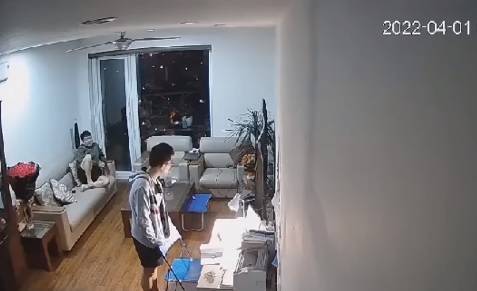 A 군이 아버지에게 꾸중을 듣는 모습. / 사진 = 온라인 커뮤니티