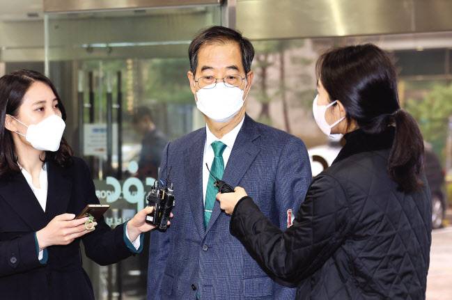 한덕수 국무총리 후보자가 4일 오전 서울 종로구 적선동 한국생산성본부 건물에 마련된 국회 인사청문회 준비단 사무실에 첫 출근을 하며 기자들의 인터뷰에 응하고 있다. 한 총리 후보자는 이날 출근을 계기로 본격적인 청문회 준비에 돌입했다. 그는 “인사청문회를 잘 준비해서 성실하게 임하겠다”고 말했다. 이상섭 기자