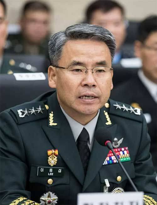 대선 캠프에 이어 인수위에서도 국방 관련 핵심적 역할을 하고 있는 이종섭 전 합참 차장