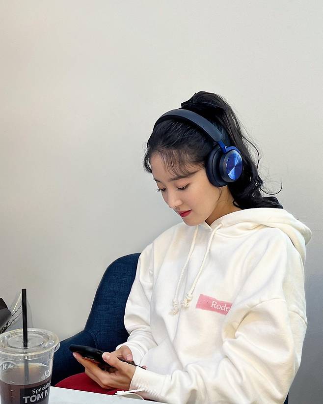 Actor Lee Se-young has recently reported on his current situation.Lee Se-young posted a picture on his instagram on the afternoon of the 4th with an article entitled # During shooting.Lee Se-young in the public photo is wearing headphones and concentrating on the screen of the mobile phone.Many people gathered their attention in his appearance, which boasted a shining beauty even in a modest outfit wearing Robin Hoody.On the other hand, Lee Se-young, who was born in 1992 and is only 30 years old, gathered topics in January when he played MBC Drama Red End of Clothes Retail as Sung Duk Lim.Photo: Lee Se-young Instagram