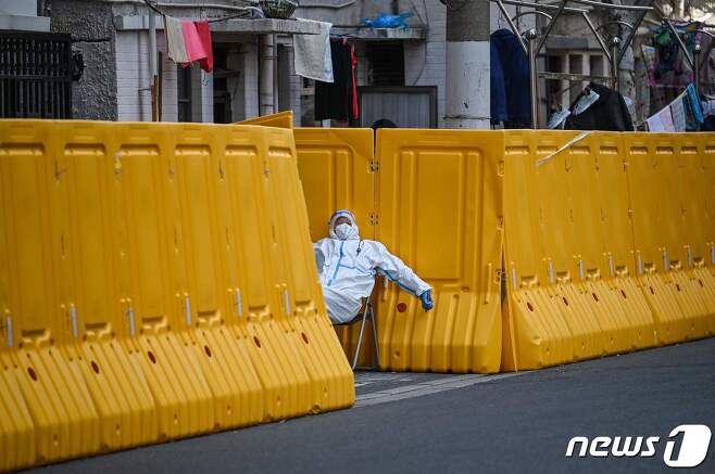 29일 코로나19 봉쇄령이 내려진 중국 상하이에서 보호복을 입은 방역요원이 출입을 통제하고 있다. © AFP=뉴스1 © News1 우동명 기자