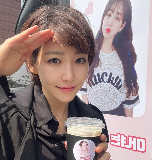 Actor Lee Yoo-ri transformed in Short Cuts styleLee Yoo-ri said on his instagram on the 6th, Thank you for your uni-sister coffee tea and cookies.# Lee Yoo-ri # Lee Il-hwa # Anecdote Sister # Hato Hatoto # Impression, senior # I ate well # Thank you and posted several photos.Lee Yoo-ri in the photo certifies coffee tea beverages presented to her senior Lee Il-hwa.In particular, Lee Yoo-ri has caught the attention with his short cut style transforming and becoming even more cute.Lee Yoo-ri was cast in TV Chosun new drama Witch Is Alive.