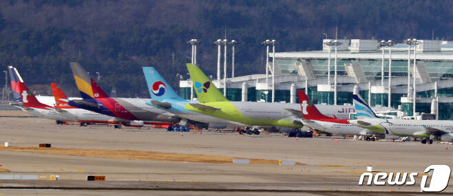 지난 2월8일 인천공항에 계류해 있는 항공기들 모습. 2022.2.8/뉴스1 © News1 김명섭 기자