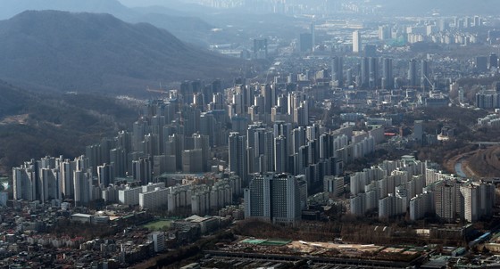 대선 직후 서울 상위 10개 아파트 평균 집값은 직전 최고가 평균과 비교해 7억원 가까이 뛰었다. 10개 아파트 중 6곳은 강남·서초구에 집중된 것으로 나타났다. /사진=뉴스1