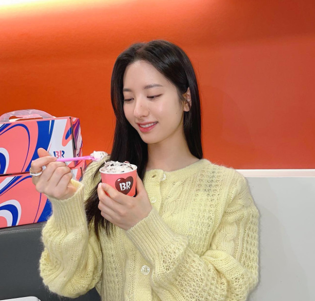 Group WJSN and actor Bona released a cute photo.On the 6th, Bona posted several photos on her instagram with a promotional phrase Aliens, not strawberries in love.Bona has a cute face in the ice cream shop with a spoon, with a sculpted face and a full-faced figure.Bona added her innocence in a yellow cardigan that was Hwasa like spring.The netizens who watched the photo were cute with Bona commenting It is pretty, cute or just one! And It is so lovely.On the other hand, Bona played the role of Ko Yurim in the TVN drama Twenty Five Twinty One which lasted on the 3rd.Photo Bona SNS