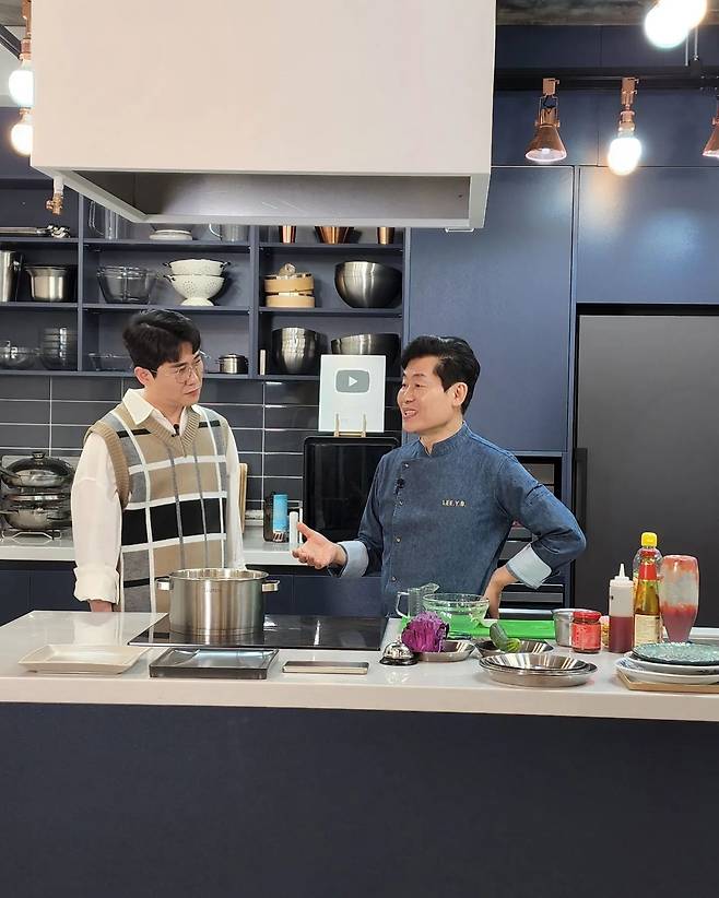 ( ) Chef Lee Yeon-bok met with trot singer Yeongtak.On the morning of the 6th, Chef Lee Yeon-bok posted a picture on his instagram with an article entitled I made it like a rollover cold that Yeongtak really likes, introduce the new song and expect YouTube, its fun tomorrow (7th) at 8:30 pm upload .The photo showed Lee Yeon-bok, a Chef who made abalone cold-colored abalone next to Yeong-tak, and many people gathered their attention in the abalone cold-colored abalone made of food.On the other hand, Lee Yeon-bok, who was born in 1959 and is 63 years old, is currently appearing in Pyeonstorang and is running YouTube channel Lee Yeon-boks pocket.Photo: Lee Yeon-bok Instagram
