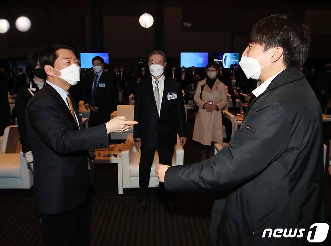 안철수 대통령직 인수위원회 위원장과 이준석 국민의힘 대표가 23일 서울 중구 신라호텔에서 열린 비전코리아 제31차 국민보고대회에서 인사를 나누고 있다. 2022.3.23/뉴스1 © News1 국회사진취재단