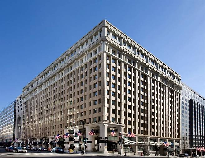 조선일보를 포함한 세계 각국에서 파견된 주요 언론사 특파원들 사무실이 모여 있는 미국 워싱턴DC 노스웨스트(NorthWest) 14번가 소재 '내셔널 프레스 빌딩'. 이 건물 꼭대기인 13~14층에 있는 '내셔널 프레스 클럽(National Press Club)'은 수시로 세계 지도자들을 초청해 오찬 연설 등을 개최한다./조선일보DB