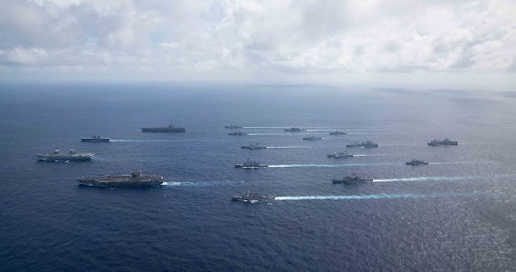 미국 해군 항공모함 '로널드 레이건' '칼 빈슨'과 영국 해군 항모 '퀸 엘리자베스', 일본 해상자위대 헬기 항모 '이세' 등 6개국 함선들이 지난해 11월 3일 필리핀해에서 연합 훈련을 하고 있다. 자료=미군 인도·태평양사령부
