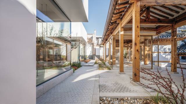 서울 종로구 가회동 ‘가회동 두 집’ 한옥과 양옥 사이 공간. 이 공간에 원래 있었던 벽을 철거하고 일부 흔적을 남겼다. 김인철·원오원팩토리