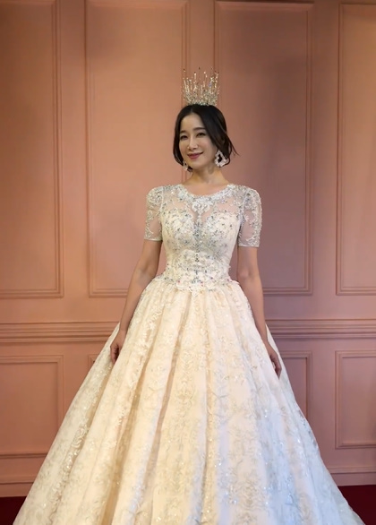 Kim Ha-Young has been wearing a Wedding Dress to share her current status.Kim Ha-Young posted a video on his instagram on the 7th with an article entitled I liked to marry ... I could not go because I did not have a boyfriend.Kim Ha-Young in the public video poses in a pure white Wedding Dress.Kim Ha-Youngs lovely smile and elegant atmosphere caught the attention of the viewers.One of the netizens left a comment saying, Please marry me. Kim Ha-Young replied, I can not go now.On the other hand, Kim Ha-Young is appearing on MBC Mysterious TV Surprise.Photo: Kim Ha-Young Instagram