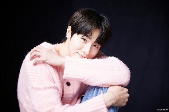 Park Sang-nams agency, Asen EXO D.O., released a new profile picture on July 7, featuring Park Sang-nams warm visuals and sensual atmosphere.In the open photo, Park Sang-nam captures his gaze with a variety of romantic moods and chic charms with his elegant emotional lines and eyes.First, Park Sang-nam boasts a natural yet stylish charm by matching jeans with a soft pink knit cardigan that makes him feel full of spring energy.The dark black background, which is contrary to the costume color, emphasizes clear and transparent skin without tea, and the smile with a clear eyebrow gives a warm smile.In the following photos, you can get a glimpse of Park Sang-nams urban and sophisticated charm.Park Sang-nam, who showed off all-black styling in a stylish leather jacket, is staring at the camera with his lyrical eyes and producing a sensational mood like a scene in the movie.In the various photographs of the same costume, each of them contains different eyes and emotions.On this day, Park Sang-nam started to shoot various concepts with concentration and immersion, and he exchanged opinions with the staff from time to time as well as meticulous monitoring, and improved the completeness of the picture so that all cuts were called A-cuts.In addition, it not only reveals the atmosphere of the field with pleasant and healthy energy, but also it is the back door that led to a warm atmosphere all the time by caring for each staff member.Park Sang-nam is an actor who has been recognized for his visual and acting skills at the same time, crossing the stage with the CRT, including the drama Youth Age, You Are My Spring, You and My Police Class, Military Prosecutor Doberman, The Twenty Twenty, and Your Destiny, and the play José, Tigers and Fish.Park Sang-nam, who has captivated fans with his wide range of acting spectrum as well as physicals that stimulate his excitement, has recently received favorable reviews for his further growing acting skills through his bold character transformation shown in the military prosecutor Doberman.Park Sang-nam, who is showing more active activities by releasing a new profile picture with various charms, is attracting attention for his future activities.Photo = Assen EXO D.O.