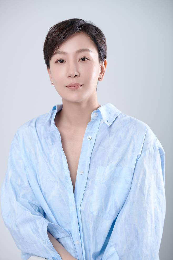 Seoul = = = Actor Seo Jae Hee (46) delivered a small meeting that concluded Twenty-five Twenty-one.Seo Jae Hee has been disassembled and performed as Shin Jae-kyung, the mother of Na Hee-do (Kim Tae-ri) in the TVN Saturday drama Twenty-five Twenty-one.Shin Jae-kyung, a journalist before her mother and wife, also suffered conflicts with her daughter Na Hee-do and her long-time friend Yang Chan-mi (Kim Hye-eun), and was divided into career women who poured everything for the professional spirit in the 1990s.Especially in the 11th, Kim Tae-ri and misunderstanding, and confessed to the longing for her husband in front of oxygen, she made a deep impression.Seo Jae Hee began his acting career through the play Braud of the audience in 2002. Since then, he has continued his extreme activities for a long time and solidified his acting skills.In 2020, JTBC Run On made its first connection with the drama.Since then, he has appeared in dramas I Know You, TVN You Are My Spring and Coupang Play One Day, and has played the role of Oyelin, the wife of Cho Gang-hyun (Jung Hae-gyun), as a new steward in The Working City, which ended in February this year.I took a picture of my eyes with a voice that is like a fire and a fire that does not cover my back and forth. In this Twenty-five Twenty-one, I looked smart and cool, but I played my mother Shin Jae-kyung with humanity.Seo Jae Hee, who recently met, laughed at putting on a hair piece and playing an anchor wig.