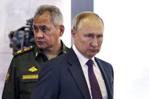 블라디미르 푸틴 러시아 대통령(오른쪽)과 세르게이 쇼이구 러시아 국방장관이 지난 8월23일(현지시간) 모스크바 외곽 알라비노에서 열린 국제군사기술포럼 '아미-2021'에서 화상회의를 통해 신형 핵잠수함 등의 진수식에 참석하고 있다. 2021.10.26. /사진=뉴시스