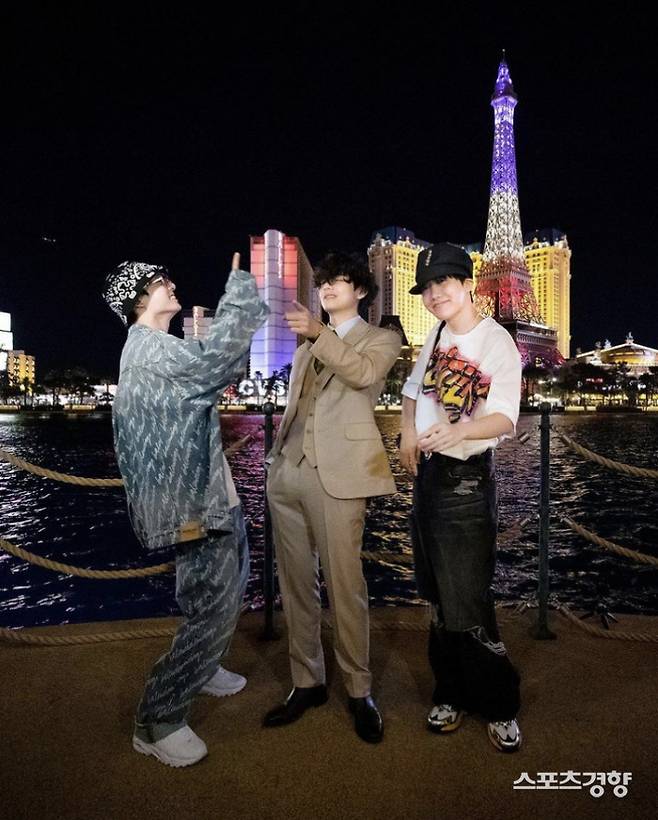 BTS V has announced the current status in Las Vegas.V posted several photos on his social network service Instagram on the 8th with an article entitled Insta emotion.In the photo, V is enjoying a wine in a restaurant, playing golf and watching Las Vegas Eiffel Tower, and having a happy routine in United States of America.Pictures show Vs mischievous look and Las Vegass beautiful The Night Watch.V visited Las Vegas Eiffel Tower on the same day with the same members, Jay Hop and Jungkook.On the same day, the official Instagram of the Bellagio Hotel also featured photos of three members who appreciated The Night Watch.The netizens who watched the photo showed affection for BTS including V, saying, Thank you so much for coming to Las Vegas, I love you, and It is so cool.Meanwhile, BTS will hold concert BTS Permission to Dance on Stage - Las Vegas (BTS PERMISSION TO DANCE ON STAGE - LAS VEGAS) at the United States of America Vegas Allegiant Stadium on the 8th and 9th (local time) and 15th and 16th.