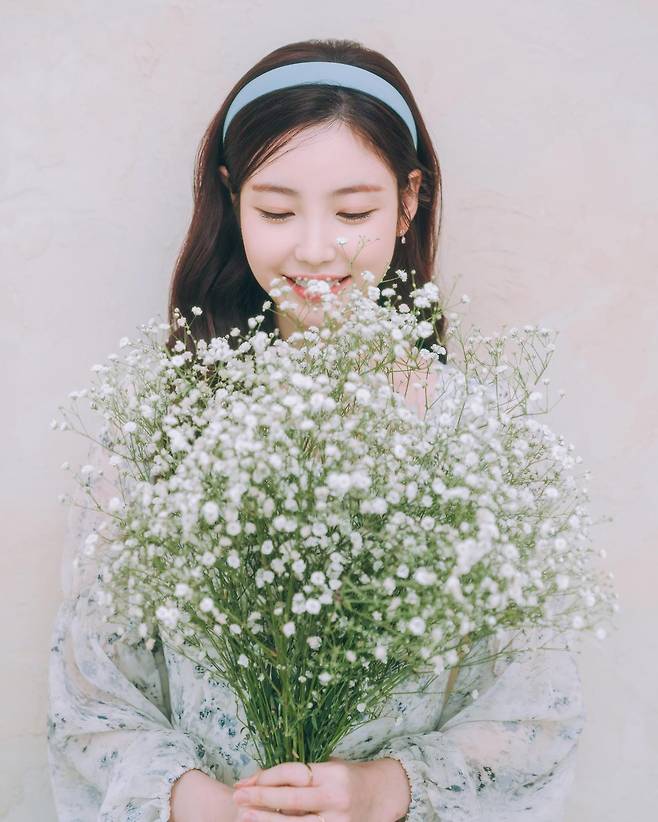 On the 8th, Jun Hyoseong posted two photos on his instagram with the word sky color.In the photo, Jun Hyoseong is showing off his innocence in the spring sunshine filled with the window, especially with a bright smile unique to Jun Hyoseong.In the photo, Jun Hyoseong matched the blouse, a spring coordination essential, with a blue cardigan, and poured out the aura of Spring Goddess.A light blue hair band that matches the light blue cardigan and color upgraded Jun Hyoseongs innocence.The photo released by Jun Hyoseong shows a bright charm with fog flowers.Actor Choi Yoon-young, who saw this photo of Jun Hyoseong, applauded Jun Hyoseongs innocence by commenting human spring.Like Choi Yoon-youngs comments, many netizens responded to Jun Hyoseongs innocence by saying, Its like spring and Human spring is here.Meanwhile, Jun Hyoseong is communicating with fans via Instagram and YouTube.Photo = Jun Hyoseong Instagram