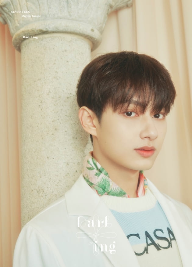 Group Seventeens first English single, Darl+ing (Darling) concept photo, was released.On the 9th, Pleads Entertainment, a subsidiary company, posted a part of the concept photo version of the digital single Darl + ing through the official SNS of Seventeen.The first members to be released were June, Diet, Mingyu, Vernon and Dino, starting with Joshua.In the concept photo, Seventeen poses with a camera with a full of personality under the warm sunshine.Seventeen, which is combined with a bright color, emits a unique aura and gives a warm mood to the fans.Darl + ing is an English song released by Seventeen for the first time as a team. It is a pre-release song of Regular 4th album to be released in May.It expresses the new story that I want to tell to the carat (fan club name) around the world with the sensibility of Seventeen, making me feel more authentic.In particular, Seventeen has made a global move to collaborate with Apple to help global fans experience their music in a more creative and creative way.Seventeen is the first K-pop artist to join the Today at Apple remix session program.Today at Apple Music Institute: Seventeen Remix, which starts in Apple Myeongdong on the 15th and expands to Apple stores throughout Asia and the Pacific region, is a session where participants can experience remixes directly.You can use Apple devices and GarageBand to create a Darl + ing remix that is the only one in the world.Darl+ing and Regular 4th album, which is set to be released in May, will be released as Dolby Atmos-supported space sound through Apple Music for a more realistic sound experience.To celebrate the release of Darl + ing, we also show special pages for collaboration between Seventeen and Apple Retail.Meanwhile, Seventeen Darl + ing will be released at 1 pm on the 15th.