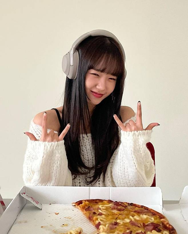 Group Weki Meki Choi Yoo-jung showed off the hip atmosphere and focused on netizens.On the 8th, Choi Yoo-jung posted several photos through his personal instagram with an article entitled I actually like pizza quite a lot.Choi Yoo-jung in the public photo is a picture of a variety of poses in front of the pizza, especially his cute figure, which gave a smile to the viewers.The netizens who saw this had various reactions such as Music Is Dains Life and It is the best combination of pizza with Yoo Jung.Meanwhile, Choi Yoo-jung met viewers through MBC liberal arts program Off the Record last November.iMBC  Photo Source Choi Yoo-jung Instagram