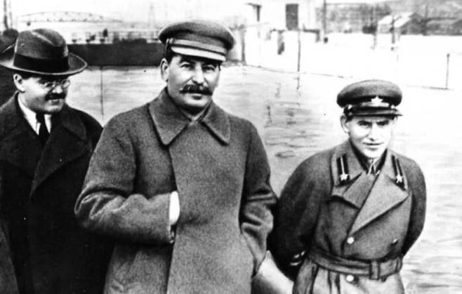 1937년의 스탈린(가운데)과 NKVD의 수장 예조프(오른쪽). 예조프는 키 150cm 정도의 작은 체구였지만 가학적인 성향으로 피의 숙청을 집행했다. '스탈린의 개'로 불렸지만 1938년말 토사구팽당했고, 1940년 고문끝에 비참하게 처형되었다. 기록말살형까지 더해져, 나중엔 공산당에 의해 이 사진에서 지워지기까지한다.