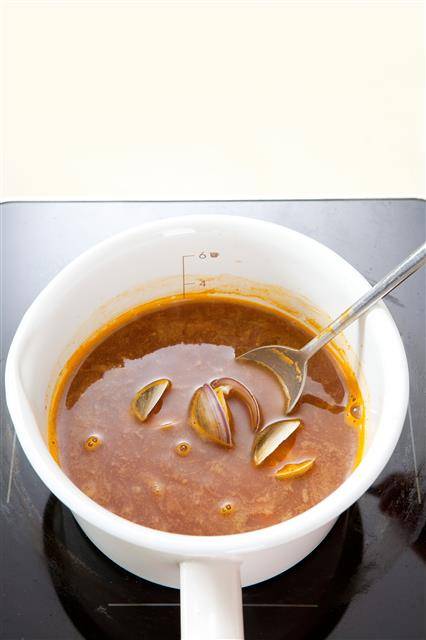 3. 물에 된장과 고추장을 잘 풀고 모시조개를 넣어 끓인다.