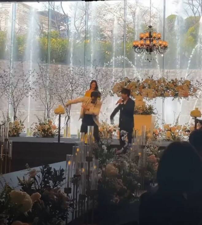 The Wedding ceremony scene at Broadcaster Boom has been unveiled.Singer Roh Ji-hoon uploaded Booms Wedding ceremony scene video to her Instagram on the 9th.First, Roh Ji-hoon revealed Boom and his wife, who greeted guests on Virgin Road, saying, Happy brother.Booms wife, wearing a yellow two-part dress, boasts a big tall figure and a colorful figure.In addition, Roh Ji-hoon showed Lee Chan One and Na Tae-joo singing the celebration with the words Best is also Boom Tobagi and In particular, Boom is dancing together with Lee Chan Ones song.Meanwhile, Boom posted a wedding ceremony with his non-entertainment wife at a place in Seoul on September 9.Photo = Roh Ji-hoon Instagram