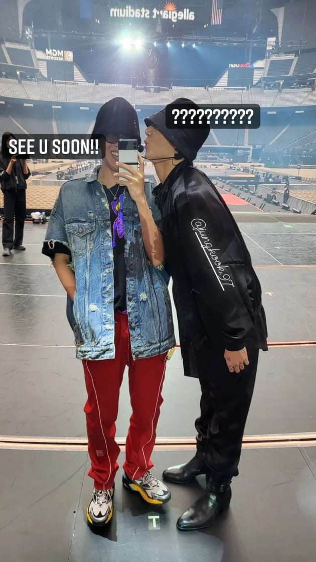 Group BTS Jessie J-hop has released a photo with Jungkook.Jessie J-Hop posted a picture on her instagram story on the 10th with an article entitled SEE U SOON!!Jessie J-hop in the public photo completed the styling by wearing red training pants, sunglasses, and hats on a blue jacket.Next to him, Jungkook, armed with all black, is sticking his lips out.Jessie J-hop and Jungkook are in the sound check for a performance at the United States of Americas Allegiant Stadium to host BTS PERMISSION TO DANCE ON STAGE - LAS VEGAS.On the other hand, BTS, which includes Jessie J-hop and Jungkook, will hold a concert on the 15th and 16th of the same day.