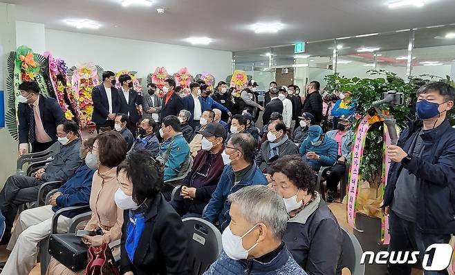 무안군 남악신도시에서 열린 김대현 무안군수 예비후보 개소식에 모인 지지자들.2022.4.5© 뉴스1