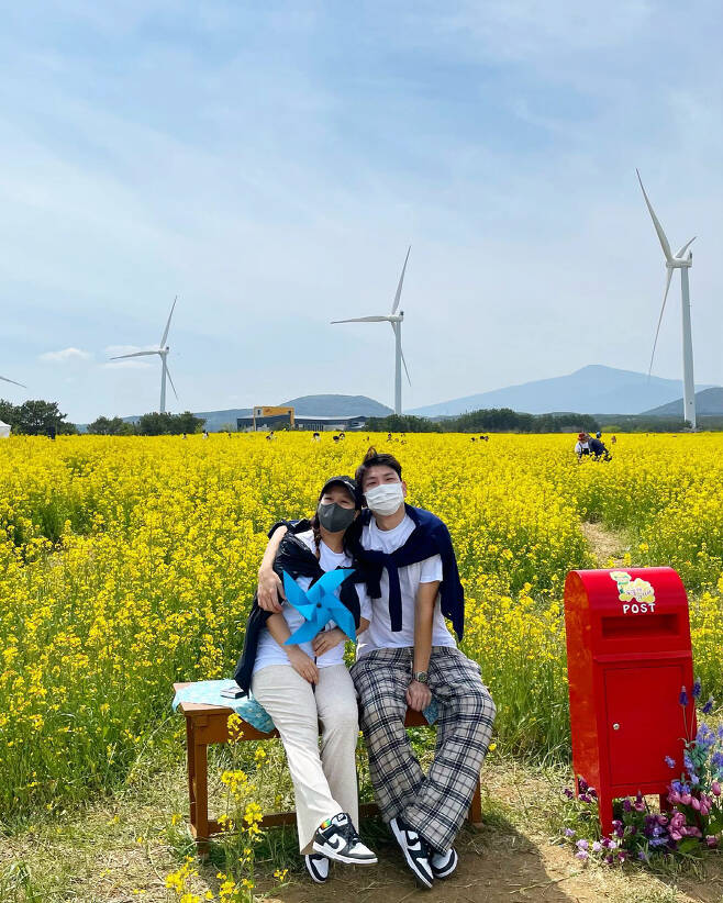 The Hong Hyon-hee Jason couple are enjoying a happy prenatal trip.Jason posted a picture on his SNS on the 10th without any comment.The photo shows the Hong Hyon-hee Jason couple traveling in Jeju Island, and the couple surrounded by rape blossoms are stuck with their shoulders.Hong Hyon-hee added cuteness by slightly covering her stomach with a pinwheel; the couples sweet preaching trip of the fourth year stands out.Meanwhile, Hong Hyon-hee is currently in pregnancy with Jason and marriage in 2018.The Hong Hyon-hee Jason couple left the Han River View house, where they had a honeymoon on the 29th, and moved to a new place.