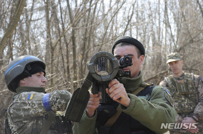 [하르키우=AP/뉴시스] 7일(현지시간) 우크라이나 하르키우 외곽에서 훈련에 참여 중인 우크라이나 군인들이 스웨덴제 대전차 무반동포 칼 구스타브 M4를 살펴보고 있다. 2022.04.08.