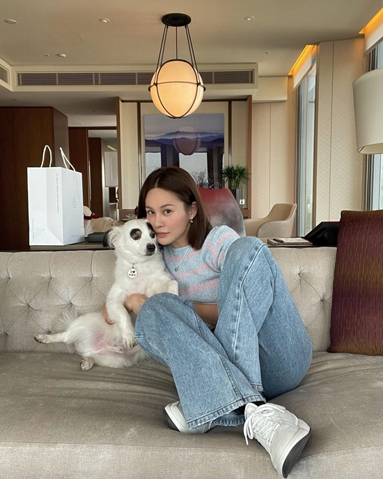 Singer and musical actor Ivy enjoyed singing song-heon and hocance.Ivy posted a picture on his 11th day with an article entitled Hokangs with Seung Heon Lee.The photo shows Ivy, who took a short vacation to a hotel in Seoul with her pet dog Song Seung-heon.Ivy has a pleasant time, holding Song Seung-heon in her arms and taking various poses; the time of the relaxed in the luxurious hotel room gives a warm heart.Ivy said, If you travel with a dungling, you can not dream of a hotel breakfast.I am so happy that I am a dreamy hoc in the middle of Seoul city center.Meanwhile, Ivy decided to adopt Song Seung-heon, who was rescued from Animal Hodder, who refers to a person who is overly obsessed with collecting animals or neglecting to raise them, and became a family for life.In the black search of the eyes, Actor Song Seung-heon was named Song Seung-heon.Photo: Ivy Instagram