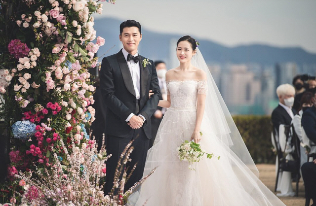 A new marriage photo of the Son Ye-jin Hyun Bin couple has been released, followed by a late honeymoon, showing the ripple effect of a couple of the century even a week after the marriage ceremony.On the afternoon of the 11th, Hyun Bin and Son Ye-jin left for United States of America Los Angeles through Incheon International Airport.Security guards and agency officials arrived at the airport first to look at the situation.The Hyun Bin and Son Ye-jin arrived at the airport using their respective vehicles.Hyun Bin arrived 10 minutes ahead of Son Ye-jin, and immediately went through the departure procedure.Son Ye-jin, who arrived next, laughed at the question of the reporter, Why do not you move together?The two men, who met after the departure screening, were caught on the camera of the reporters as they listened to each others bags and clothes.They moved together in Korea, but when they arrived in Los Angeles, they moved together every move. From the arrival, they pushed Cart together and showed up at the arrival.Cart also had a large golf bag that the two enjoyed as a hobby together.At this time, local fans were welcomed in front of the two, and they were flooded with requests for photos and autographs from bouquets of flowers.In this process, the two responded kindly to the hospitality of the fans and showed signs.In particular, Hyun Bin took care of Cart, which was filled with the burden of his wife Son Ye-jin.In addition, while calling, Hyun Bin was caught holding Son Ye-jins hand standing toward the driveway and pulling him to his side.Los Angeles, which they chose as a honeymoon destination, is also the place where rumors of romance broke out in January 2019.After the two men met together in the movie Negotiations, they were caught by chance and watched together, and they were suspected of devotion, but denied it.Before the two people left for their honeymoon, VAST Entertainment, a subsidiary of the Hyun Bin, and MS Team Entertainment, a subsidiary of Son Ye-jin, said on the official SNS on the 11th, On the 31st, the Hyun Bin & Son Ye-jin actor finished the marriage ceremony with your support and blessing.Thank you for your support again. Fans cheered when the clear picture was released as it was a marriage ceremony that was thoroughly unofficial.Hyun Bin, who is dressed in a tuxedo neatly, and Son Ye-jin, who is dressed in a beautiful dress, are smiling brightly throughout the marriage ceremony.Meanwhile, Son Ye-jin and Hyun Bin held a marriage ceremony at the Aston House of Grand Walkerhill Seoul Hotel in Gwangjin-gu, Seoul, at 4 pm on March 31.The congratulatory address was filled with Jang Dong-gun, the society was Park Kyung-rim, and the spider, Kim Bum-soo and Paul Kim sang the celebration of fun and impression.