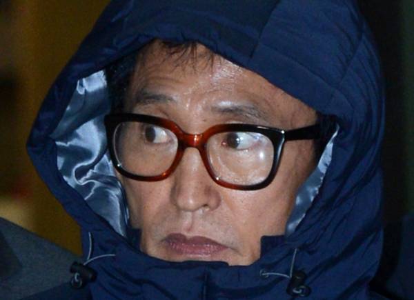대출 사기 혐의로 필리핀에서 검거된 폭력조직 '양은이파'의 두목 조양은씨가 2013년 11월 29일 서울 마포구 서울경찰청 광역수사대로 압송되던 중 취재진의 질문에 답하고 있다. 뉴시스