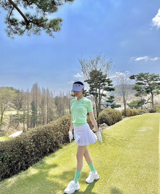 Actor Lee Yu-bi (real name Lee Yu-jin and 32) showed off her white-oak skin.Lee Yu-bi posted several photos of his golf course on his 12th day.In the photo, Yu Yu-bi is walking around the stadium in a golf suit, and the distinctive fresh atmosphere is outstanding and the transparent honey skin is impressed.On the other hand, Yubi met viewers last year through the original TV drama Yumis Cells.