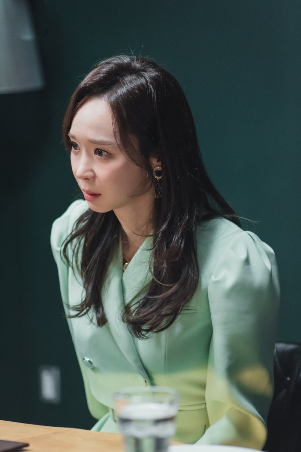 The TVN tree drama Kill Heel (directed by Noh Do-cheol, and the playwright Shin Kwang-ho Lee Chun-woo) released a sharp collision between Lee Hye-Yeong and Han Soo-yeon on the 12th.Whether he has taken out a new card that will crush his spirited Shin Ae, will his ambition to win a UNI home shopping be realized?According to the production team, Woohyun (Kim Ha-neul), Moran, and Kim Sung-ryung (Boon) crossed their last line and took a step toward Blow-Up.Woohyun, who moved on with the proposal of the scout of Gaon Home Shopping Hye-rim (Lee Hye-eun), was angry when he realized that he was planning to pull himself out of UNee Home Shopping.Woohyun went to Hyun-wook (Kim Jae-chul) and revealed the transaction with Moran, so he turned him completely on his side.Meanwhile, Moran, who was panicked by Ok Suns sudden declaration of war, made the two people curious about the story that would continue.It is also interesting to see Shin Ae-ae, who has emerged as an unexpected decisive variable in the struggle of the three women.He added tension to the drama by invoking his vigilance to Woohyun, and he also caught the eye by revealing that he had an unexpected relationship with Oksun.In the meantime, the photo shows the images of peony and Shin Ae, who are fiercely colliding at the end of the nervous battle, raising curiosity.The peony that pushed the hand without any agitation is also a formidable one, and his hidden card, which made the prodigy who was a contributor, helpless at once, attracts attention.The recorder is nothing but a recording device in Morans hand, and I am curious about what truth is hidden in it, and the Blow-Up war that will shake once again.In the 11th episode of Kill Heel, which will be broadcast on the 12th, Morans next counterattack to take control of UNee Home Shopping is drawn.Shin Ae is a person who can do anything to keep his share.His possessiveness will create an unexpected setback, he said. Please watch what kind of wave the new variables that have entered the war will cause.The 11th episode of Kill Heel will be broadcast at 10:30 pm on the 13th.