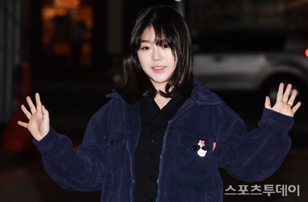 Cho Hye-Jung, daughter of actor Cho Jae-hyun, returned to the drama after five years; a row opposite his father Cho Jae-hyun, who is self-reliant due to the Me Too controversy.The public is reacting to Cho Hye-Jung, who announced the start of the broadcast return.Cho Hye-Jung appeared as a fellow Sea of Han Ji-min (played by Lee Young-ok) in the TVN Saturday drama Our Blues broadcast on the 9th.It was a role to comfort Han Ji-min, who was cursed by other Sea in the play, Sister, do not care about Uncle Hyeja.On the 10th broadcast, it also appeared briefly with Han Ji-min and Lee Byung-hun (played by Lee Dong-seok) as they sold drinks in the market.His role was a minor role, with no weight except a line of ambassadors and a few seconds on the screen, but the public is in a conflicting position over his appearance.But the 2018 Me Too controversy in Cho Jae-hyun erupted, when five women revealed to him that they had suffered sexual assault and sexual harassment.Cho Jae-hyun said, I will not temporarily avoid it, but now I will put everything down.I apologize to the victims who have been seriously hurt, he said.The arrow of criticism went to Cho Hye-Jung, who appeared on the air with his father and informed his face, pointing out that we should be self-reliant together.Currently, Our Blues is an unusual lineup of stars such as Lee Byung-hun, Han Ji-min, and Kim Woo-bin, and recorded an audience rating of 7.3% (based on paid households) from the first room and achieved an audience rating of 8% in two episodes.As many viewers are concentrating, there is a heated debate about the return of Cho Hye-Jung to broadcasting online.Some of them are showing discomfort for the Victims, saying that the perpetrator Family should not be on the air.On the other hand, the daughter is not guilty, and the collective punishment is unreasonable.Cho Hye-Jung has obviously spent five years of self-reliantness due to his fathers controversy.However, the Me too controversy at the time was treated as a serious ambassador, and the return of this drama is not welcomed.