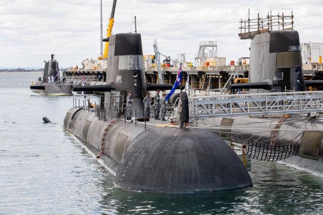 지난해 10월 29일 호주 퍼스 소재 HMAS 스털링 왕립 호주 해군기지에 호주의 콜린스급 잠수함 2척(앞쪽)과 영국 핵공격 잠수함 HMS 인크라이프트가 정박해 있다. 지난해 9월 미국 영국 호주 3국은 AUKUS라는 강화된 3국 안보 동맹을 발표했다. 퍼스=EPA 연합뉴스