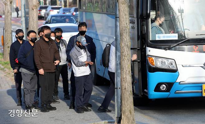 이주노동자들이 지난 11일 아침 충북 음성군 음성읍의 한 아파트 앞에서 통근버스에 올라타고 있다. 이날 오전 7시부터 약 40분 동안 200명 넘는 노동자가 통근버스를 타고 출근했다. 권도현 기자 lightroad@kyunghyang.com