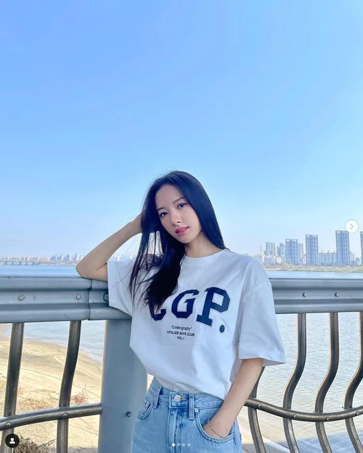 Group WJSN Bona boasted of space-class beautyOn the 13th, Bona posted an article and a photo of One day when the sky was beautiful through her instagram.In the photo, Bona looks at the blue sky from the Han River bridge, while Bona, wearing a white short-sleeved T-shirt and jeans, boasts a simple yet sophisticated charm.Bona, who is not in the shape of Yu Rim in fencing clothes, but returned to his main job, but both are beautiful.On the other hand, Bona played the role of the high Yu Rim in the TVN drama Twenty Five Twinty One.