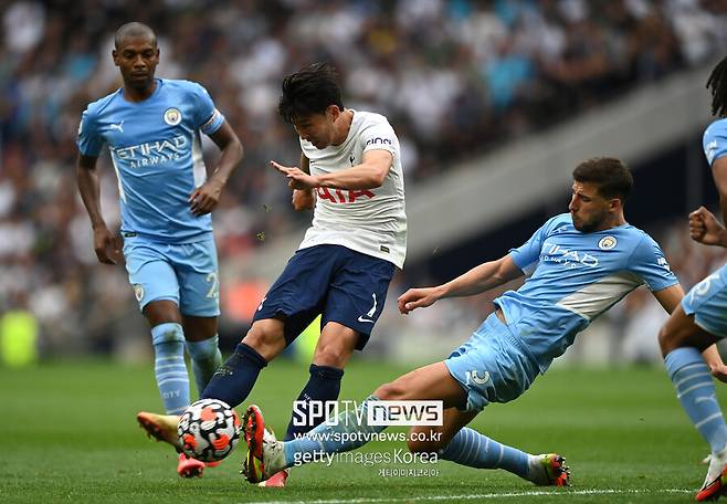 ▲ 손흥민이 맨체스터 시티전에서 슈팅을 시도하고 있다