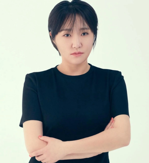Kim Hyun-Sooks agency posted a picture on the official SNS account on the 13th with an article entitled I am proud! Has our actor changed?The agency also added a hashtag: Kim Hyun-Sook profile shooting atmosphere. I love the transformation. Im diversioning.Kim Hyun-Sook, pictured, poses in a black dress with a chic look; she has recently lost 14kg and is showing off her beauty that has changed without knowing it.The slender face line attracts attention with a slim body.Kim Hyun-Sook also posted this photo on her SNS the same day, introducing it as a new profile. Last year Kim Hyun-Sook reported on Diets success.The netizens responded with a hot response such as My sister is beautiful, Something looks good and good, Are you going back in time?! I envy!Meanwhile, Kim Hyun-Sook was loved by the role of Yeo Ui-ju as the head of the SBS drama Inside the Company which ended on the 5th.Photo Kim Hyun-Sook SNS