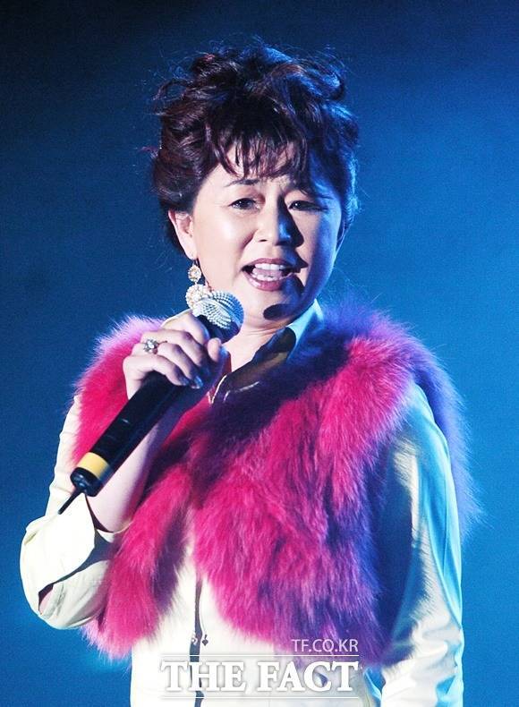 진미령이 79년에 발표한 '하얀 민들레'는 음반을 발표하자 마자 폭발했다. 이 곡은 순식간에 '소녀와 가로등'을 인기를 뛰어넘으며 그의 영원한 인생곡이 됐다. /더팩트 DB