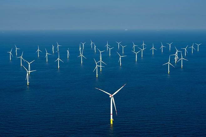 수역에서 부는 바람의 운동에너지를 기계에너지로 변환하여 전기를 얻는 해상 풍력 발전용 터빈. /독일 연방 경제에너지부 해상풍력 이니셔티브(GOI) 홈페이지