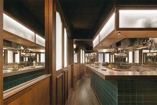 서울 중구에 위치한 스탠딩바 전기는 2019년 문을 열었다. 의자 없이 서서 술을 즐기는 매장이다. 이곳을 찾는 손님 중 3분의 1 정도가 20대다. (스탠딩바 전기 제공)