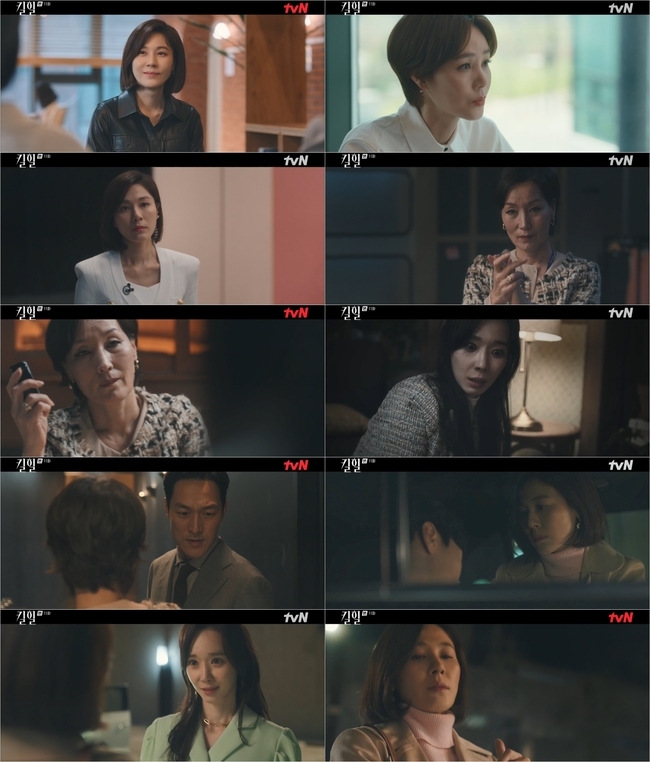 Kim Ha-neuls unstoppable front-row breakthrough has begun.In the 11th episode of the TVN tree drama Kill Heel (directed by Noh Do-cheol, Shin Kwang-ho and Lee Chun-woo, produced by Ubiculture and May Queen Pictures), which aired on April 13, their struggle for higher places and more has deepened.After a lot of controversy and crisis, Woohyun (Kim Ha-neul) successfully returned to the stage of UNI home shopping again.At the same time, Lee Hye-Yeong, who foresaw the counterattack of Hyun-wook (Kim Jae-chul), accelerated the expansion of Miller Ford Motor Companys stake.In the process, it was revealed that Jinbum, who killed Seawater (Min Jae-bun), was Shin Ae (Han Soo-yeon), and Hyun-wook, who learned this, was in a great shock.The confrontation between Woohyun and Shin Ae exploded tension and wondered about the next story.On the show, Moran tried to reverse his relationship with Ok Sun (Kim Sung-ryung).He tried to convey his sincerity, saying that he cared for you more than anything else in the world, but Okseon laughed at it.Why do all the people you care about come to tragedy together?He went one step further and turned around accusing Moran of being a murderer, while the alone Moran collapsed with tears of guilt.On the other hand, Hyun-wook, who opened the door of his mind completely with the confession of Woohyun, started the movement for Woohyuns return to UNI home shopping.The full support of the upper line was supported by Jun Bum (justice), Sung Woo (munjiin), and Anna (Kim Hyo-sun), and everything flowed to the sun.The return was successful, and Moran, who came after the broadcast, welcomed his return with meaningful applause.The two men, who pointed each other sharply with their eyes hitting each other, amplified the cool tension.Moran, who noticed the signs of a counterattack from Hyun-wook, went to Shin-ae to speed up his plan, and he had to have a stake in his stock but could surpass Hyun-wook.However, Shin Ae refused to sign the transfer contract, mocking that he knew what Moran was doing, but Moran had a recorder, a decisive card to condemn Shin Ae.The words of Shin Ae-mo (Jung A-mi) in it, It was my mistake that made my Shin-aes hand bloody, proved that Shin-ae was the murderer of the sea water.On that day, Shin Ae, who was blinded by jealousy and visited the sea, struggled, and the sea water was accidentally accidented in the process.In front of the truth, only one option left for Shin Ae, as Moran demanded, was to hand over the stake to Miller Ford Motor Company.A decisive reversal came. Hyun-wook was listening to both peoples stories. Hyun-wook was angry when he saw Shin-ae excused his love for the question of whether he killed seawater.It was Woohyun who comforted him in disappointment. The late-running Shin-ae was again jealous. Moreover, the Shin-ae who found the familiar sea-sea face in Woohyun.He slapped Woohyun on the cheek, but not Woohyun, either, and the same response to her as it was, raised expectations for the development that would be whipped up.