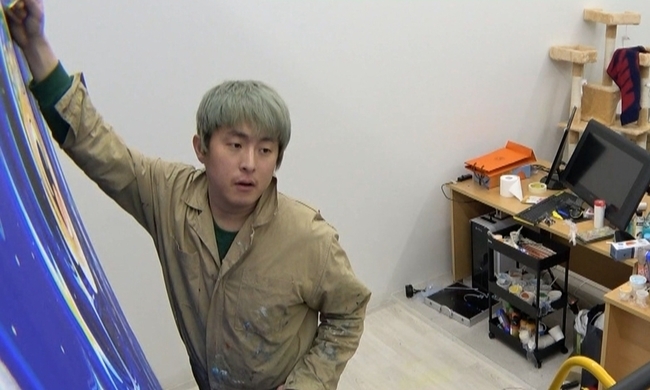 I Live Alone Kian84 was seen ahead of Haru in an individual exhibition prepared for eight months.MBC I Live Alone, which will be broadcast at 11:10 pm on April 15, will broadcast Kian84s 1st Individual Exhibition.The first solo exhibition of Kian84s life finally takes off its veil, as it challenged the change of industry from Webtoon to Pop Art through the last broadcast, drawing many viewers support.It is expected that Haru is ahead of the audience until he shows the picture that melts the tears of blood sweat for 8 months.Kian84 has not even poured souls, so he has set up a new workshop for works like children.The size of the huge work, which seems to penetrate the high floor, boasts an overwhelming aura and steals the gaze.It is the day before Baro, which is known to be the busiest to finish the transportation of works and the installation of exhibition halls, but he is busy with brushing and painting urgently, rather than packing.I have fallen into the trend of the ending that has been harassing Kian84 since Webtoon.Attention is focusing on what results will be born as Art 84, which is seeking perfect details by adding overcoat to the pressure of the time that is gradually tightening, is captured.In particular, with the appearance of Park Na-rae, a surprise guest in the workshop, Kian84 is caught as if he is going to send it out immediately, causing a laugh.He has a 180-degree attitude to Park Na-raes This, You are Jenny Kim in your brothers eyes and Andy Warhol in Korea is Baro Kian84 (?) and the warm atmosphere has been formed, making the two people who believe and look forward to the chemistry.